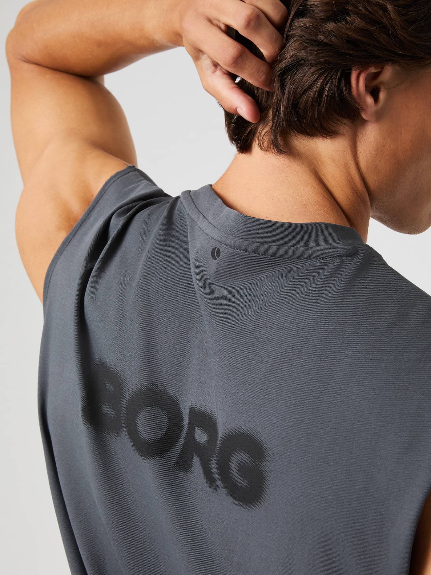 Borg Gym Sleeveless T-Shirt i Asphalt (Grå) set bagfra i nærbillede med et sort logo til træning. - Image 4