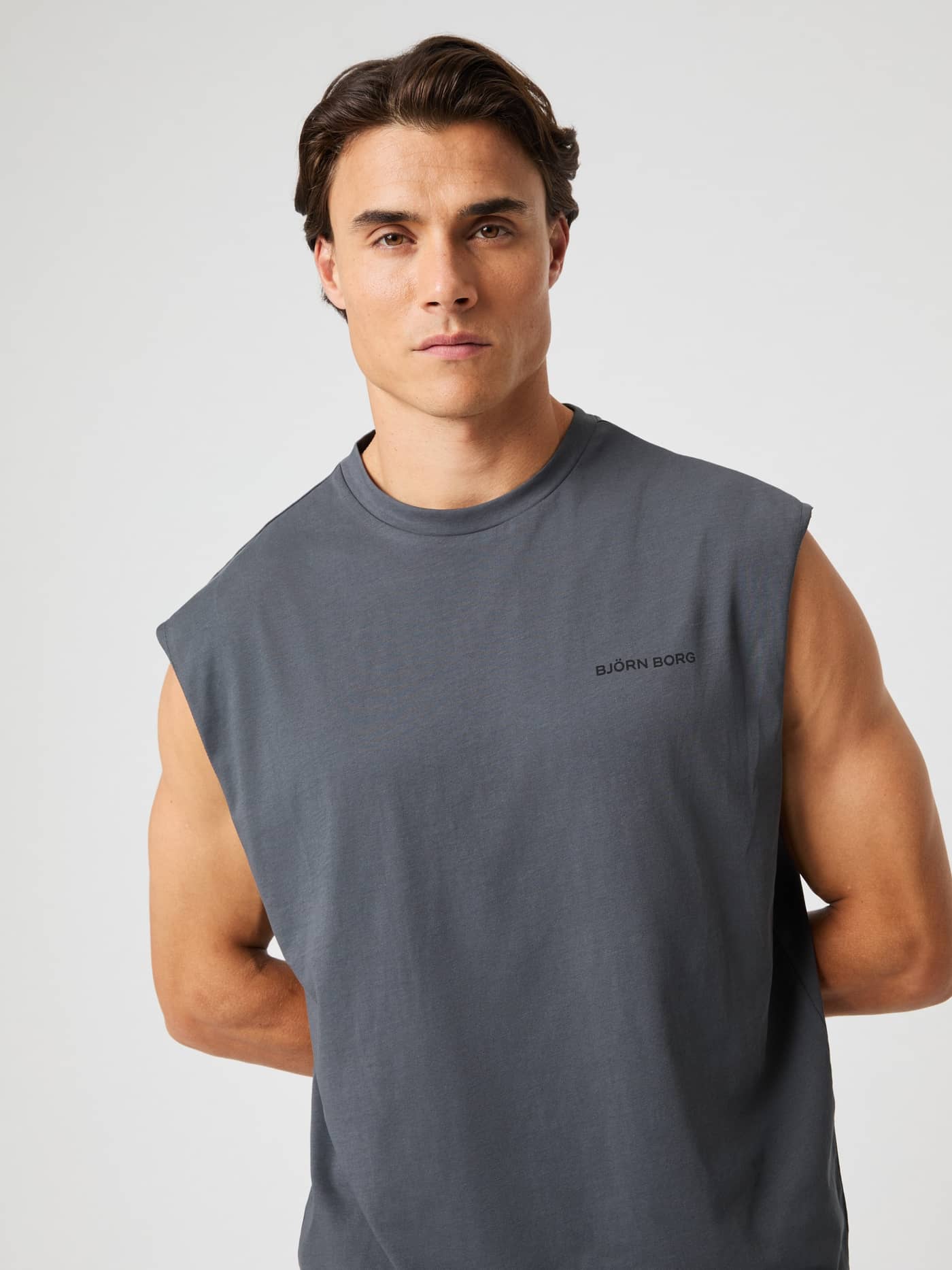 Borg Gym Sleeveless T-Shirt i Asphalt (Grå) set forfra på en mand med et sort logo til træning. - Image 5