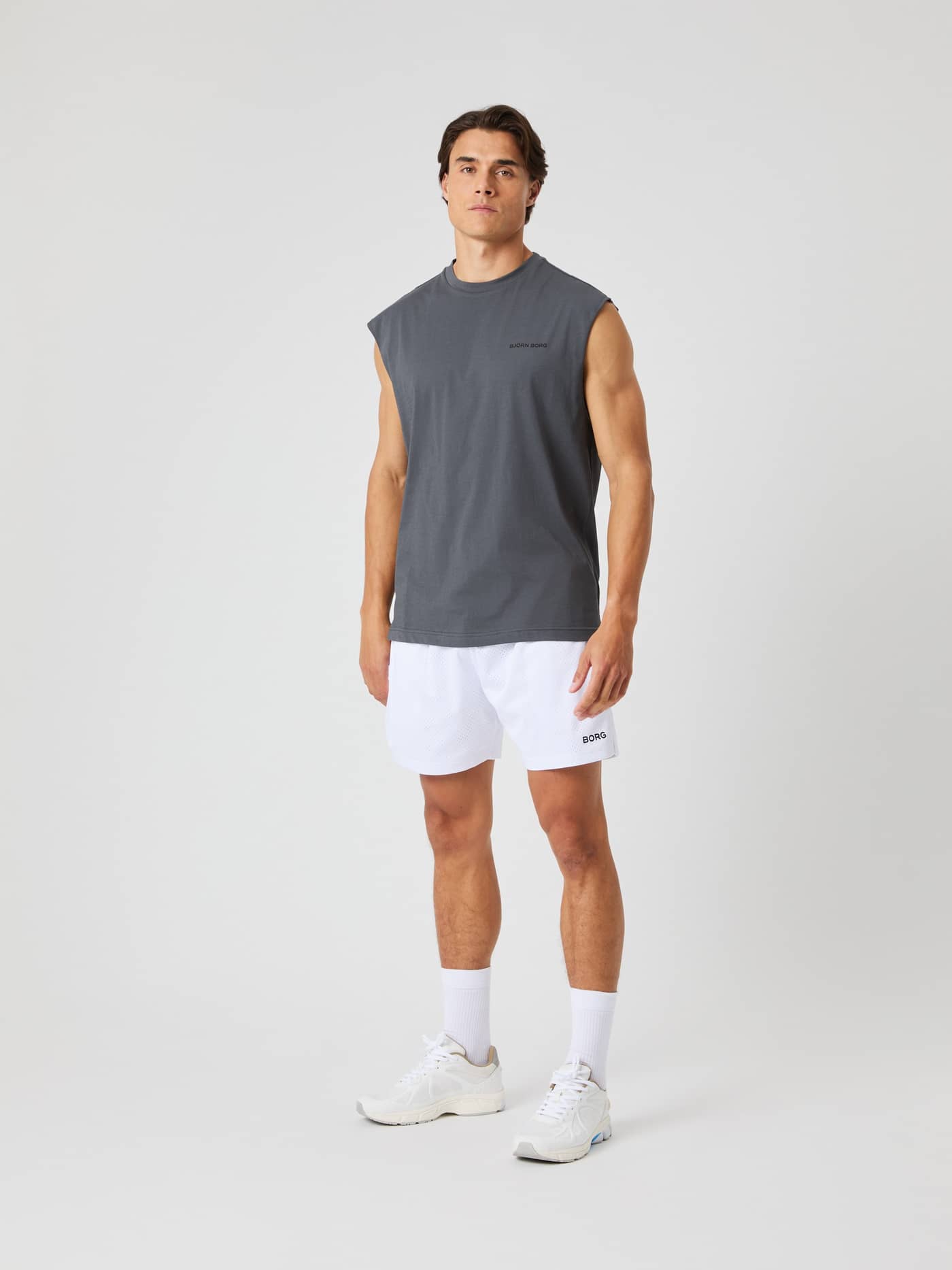 Borg Gym Sleeveless T-Shirt i Asphalt (Grå) set forfra på en mand, ideel til funktionel træning. - Image 3