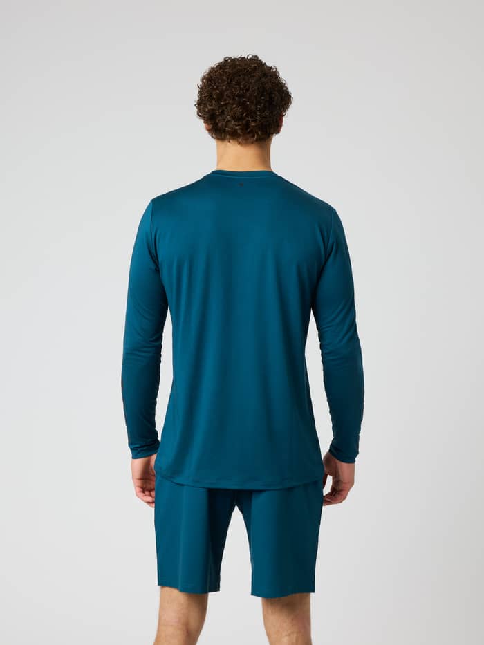 Rückansicht des Borg Long Sleeve T-Shirt in Reflecting Pond (Grün) am Model für Performance-Training. - Image 3