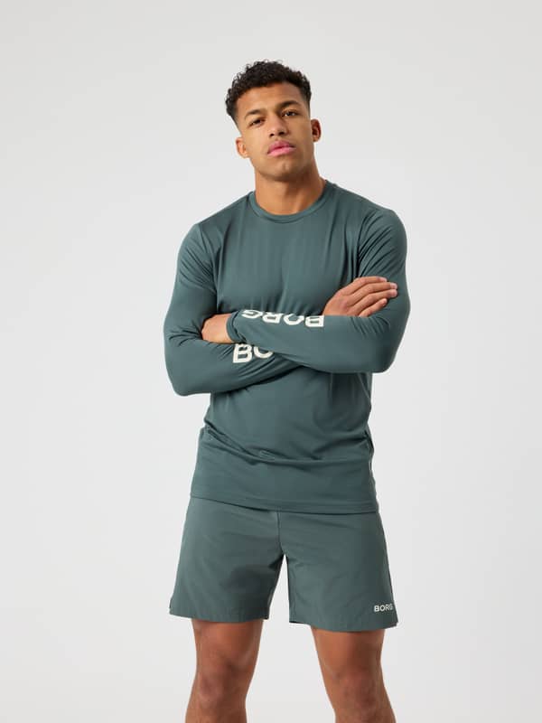 Borg Long Sleeve T-Shirt i Urban Chic (Grön) för herrar sedd framifrån med vita logotyper för träning och funktion.