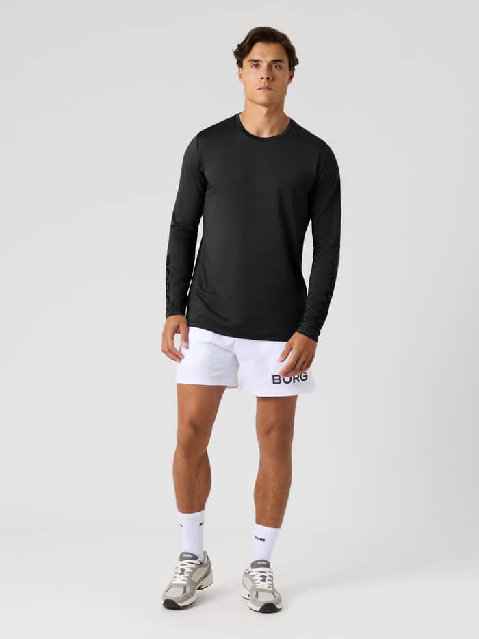 Set forfra af en mandlig model, der bærer Borg Long Sleeve T-Shirt i Black Beauty (sort) til træning.