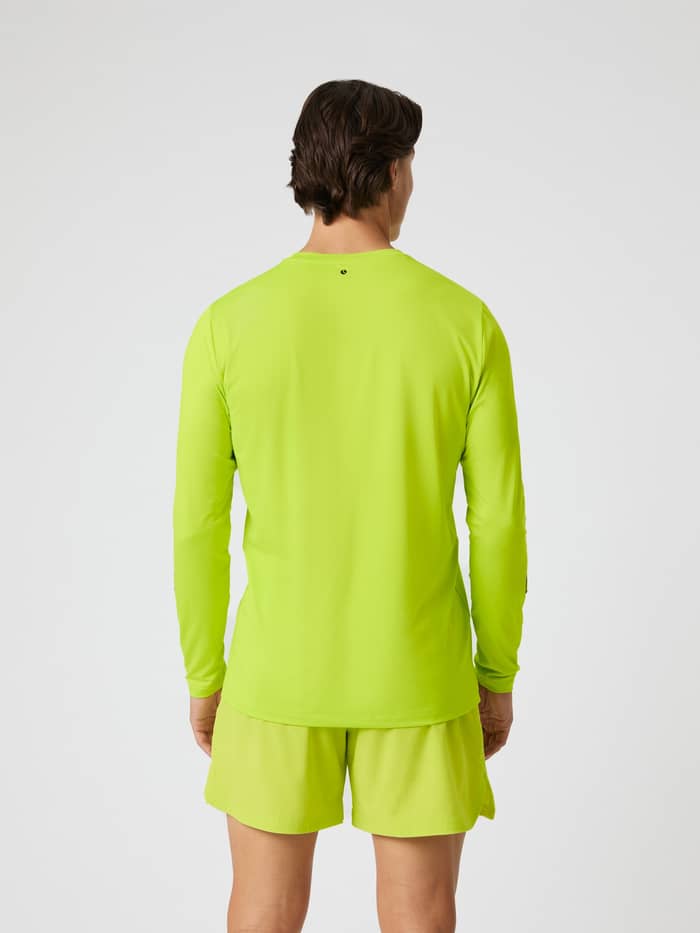 Achteraanzicht van een man in het Borg Long Sleeve T-Shirt in Acid Lime (Groen) voor training en stijl. - Image 2