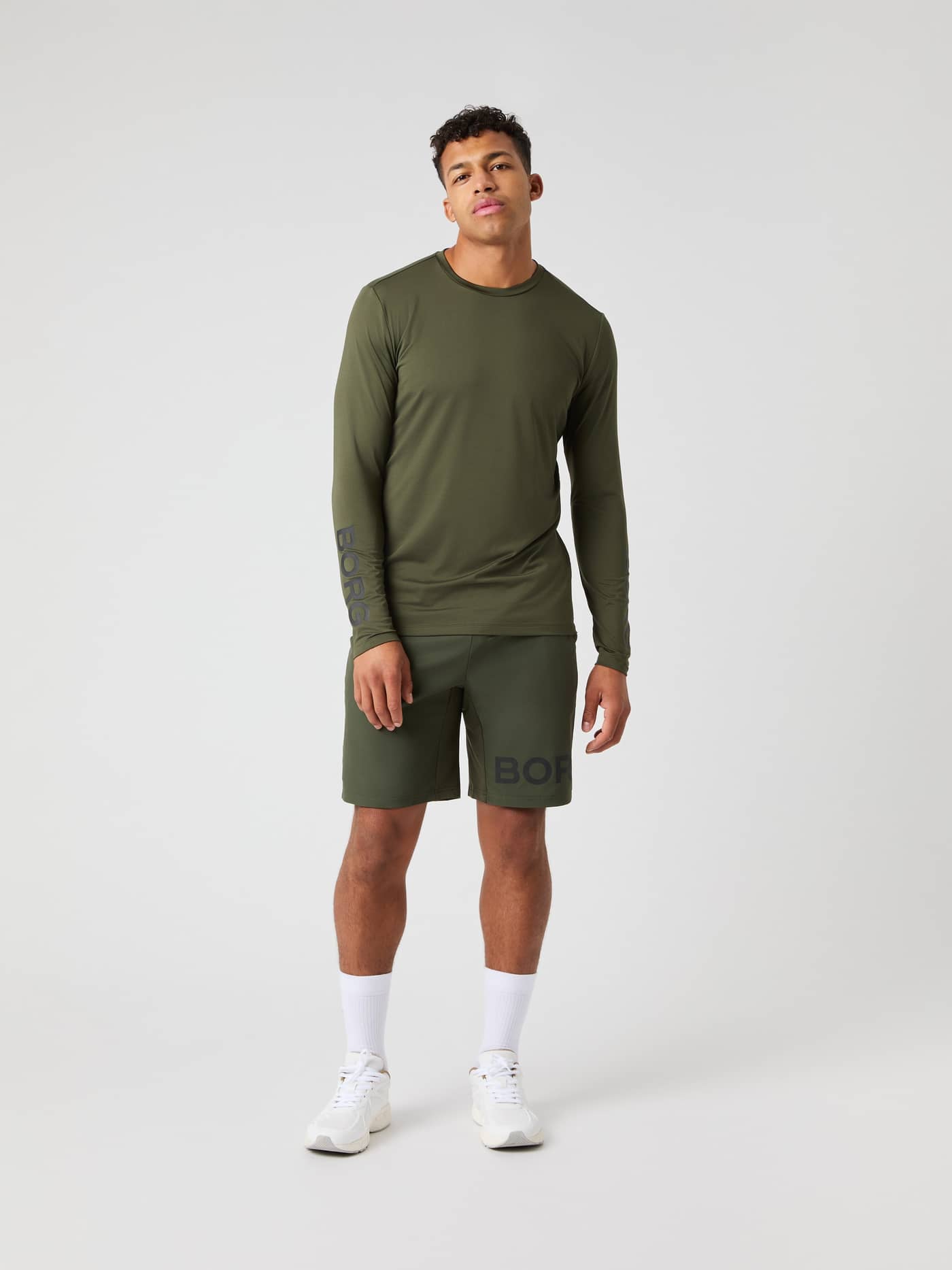 Borg Long Sleeve T-Shirt i Forest Night (Grön) för herrar sedd framifrån med matchande shorts för träning. - Image 3