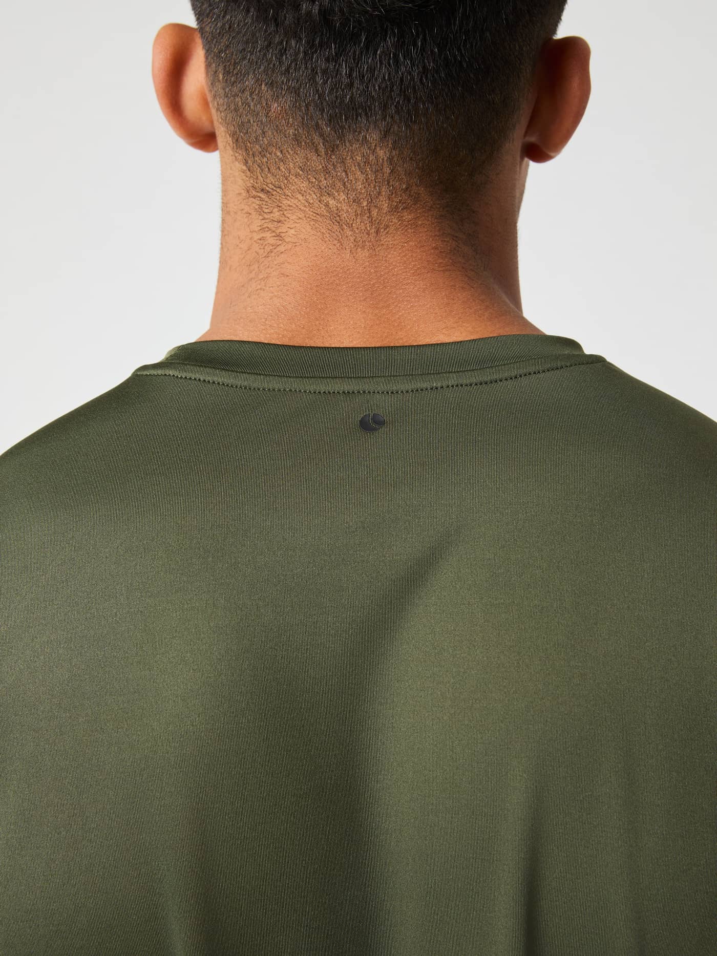 Närbild bakifrån på Borg Long Sleeve T-Shirt i Forest Night (Grön) med en svart logotypdetalj i nacken för träning. - Image 4