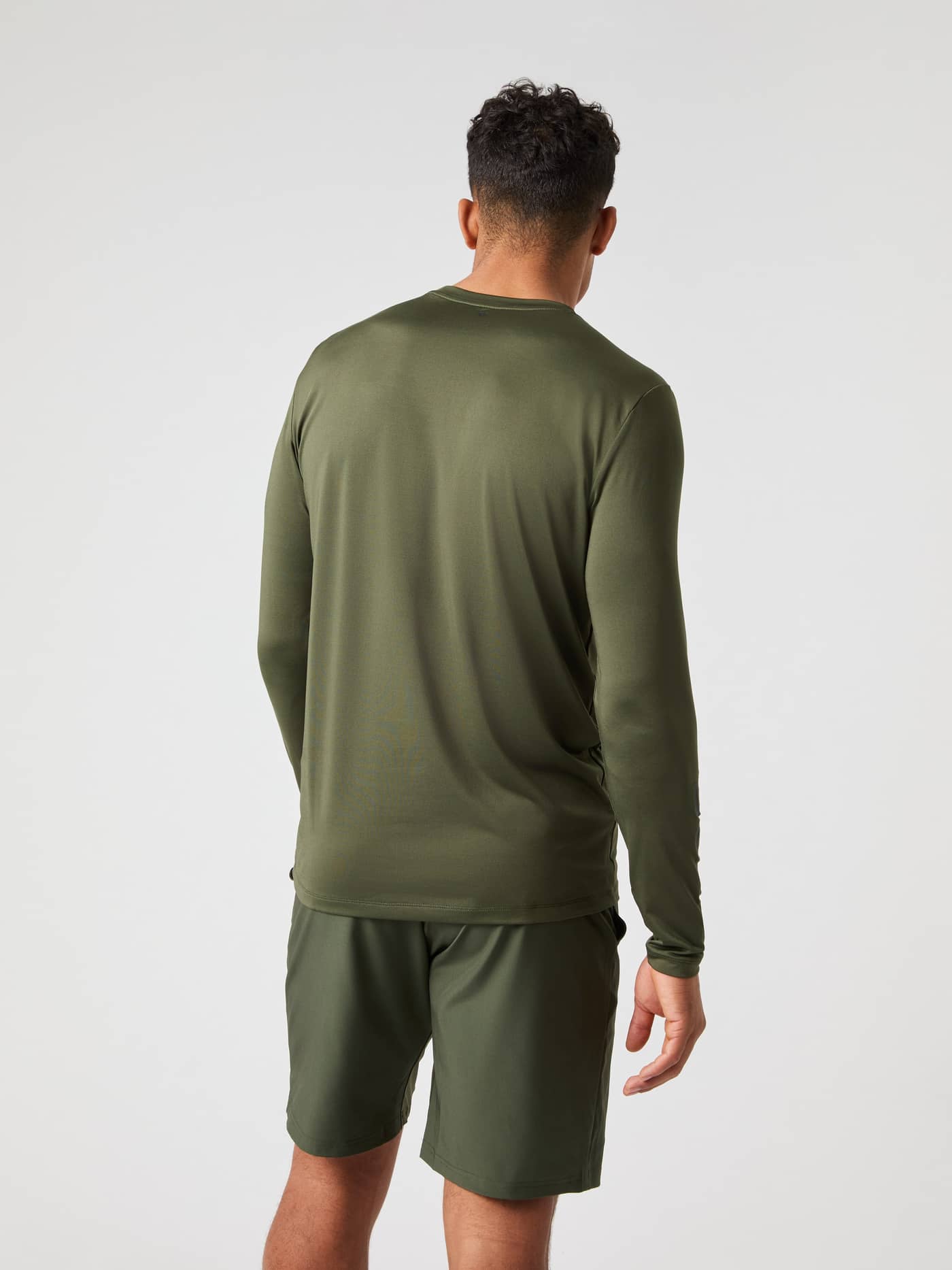 Borg Long Sleeve T-Shirt i Forest Night (Grön) sedd bakifrån på en manlig modell, perfekt för funktionell träning. - Image 2