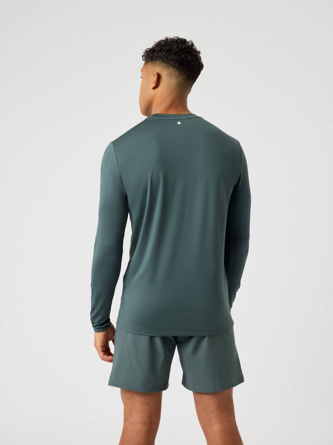 Rückansicht eines Mannes im Borg Long Sleeve T-Shirt in Urban Chic (Grün) für das Training mit Stil und Funktion. - Image 2