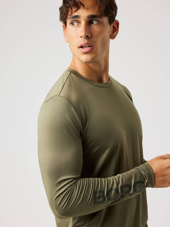 Vue de profil du Borg Long Sleeve T-Shirt en Kalamata (Vert) avec logo sombre sur la manche pour le training.
