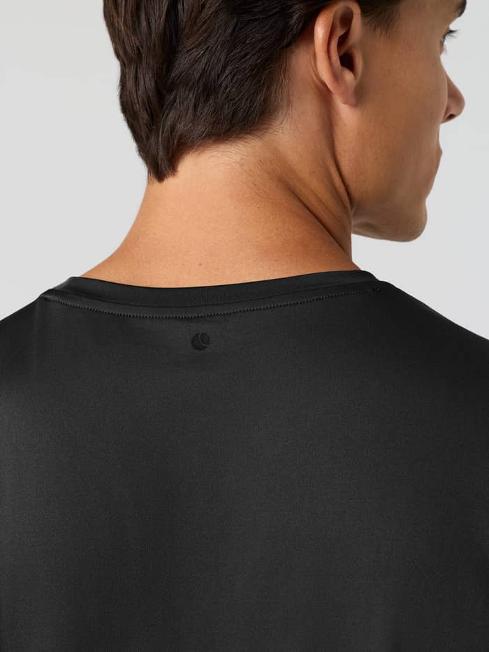 Nærbillede bagfra af Borg Long Sleeve T-Shirt i Black Beauty (sort) med fokus på tennisboldprintet i nakken.