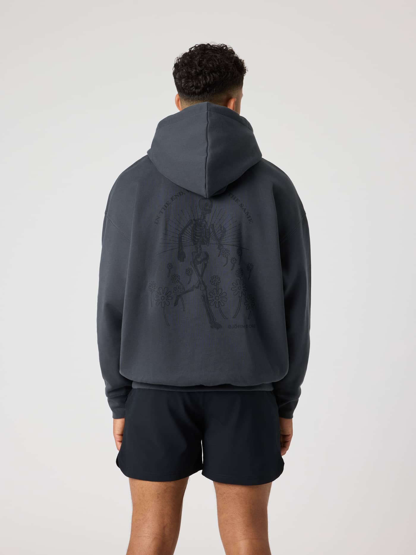 Borg Oversized Hoodie i Asphalt (Grå) set bagfra med et grafisk skeletprint på ryggen til en stilfuld fritid. - Image 2
