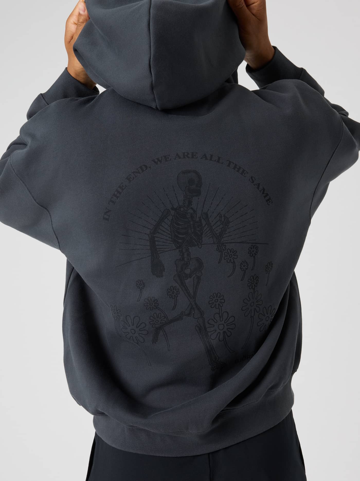 Borg Oversized Hoodie i Asphalt (Grå) set bagfra med et skeletprint for en stilfuld pasform og funktion til fritid. - Image 5