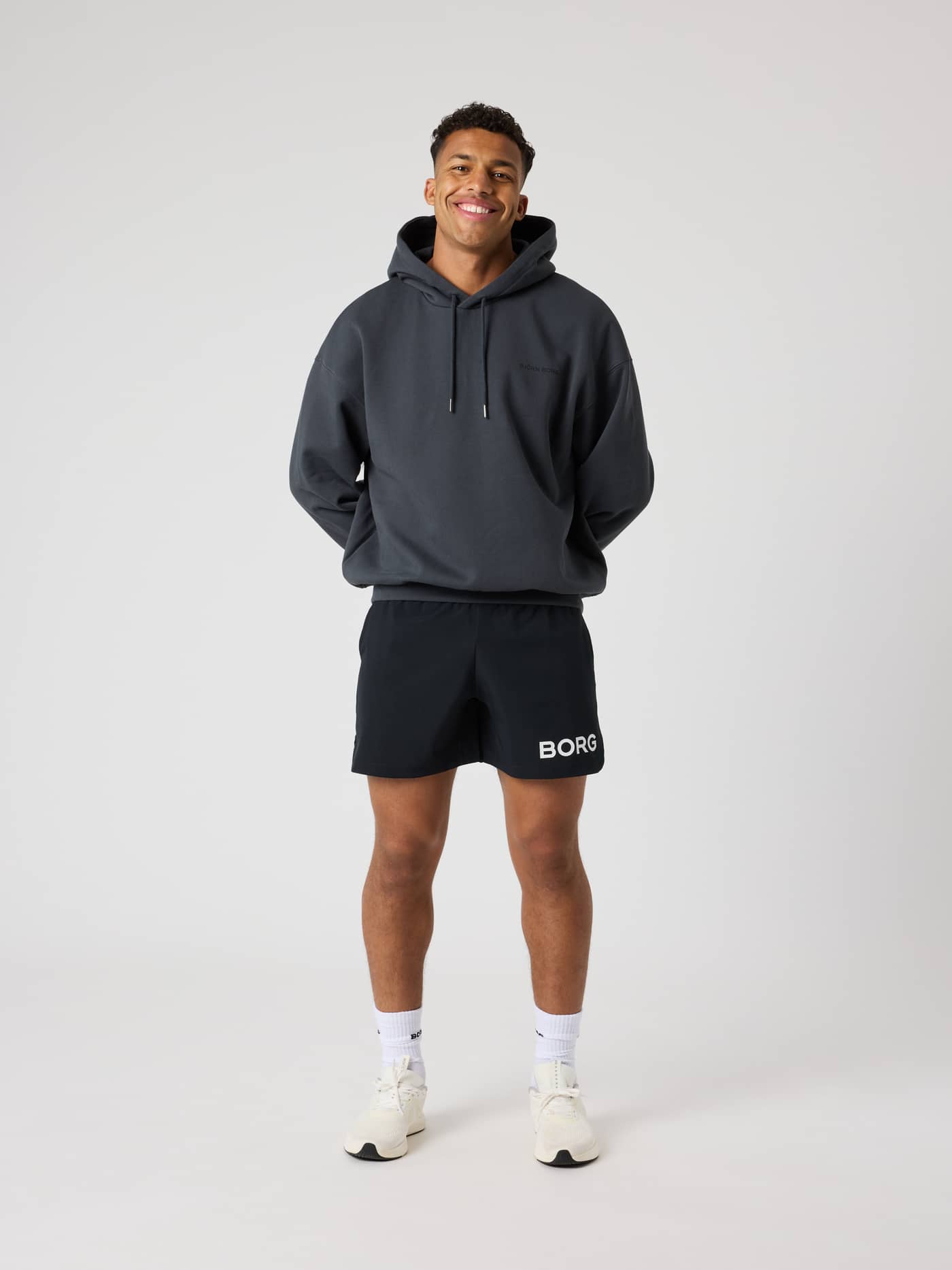 Borg Oversized Hoodie i Asphalt (Grå) set forfra på en mand i fuld figur med en stilfuld og funktionel pasform. - Image 3