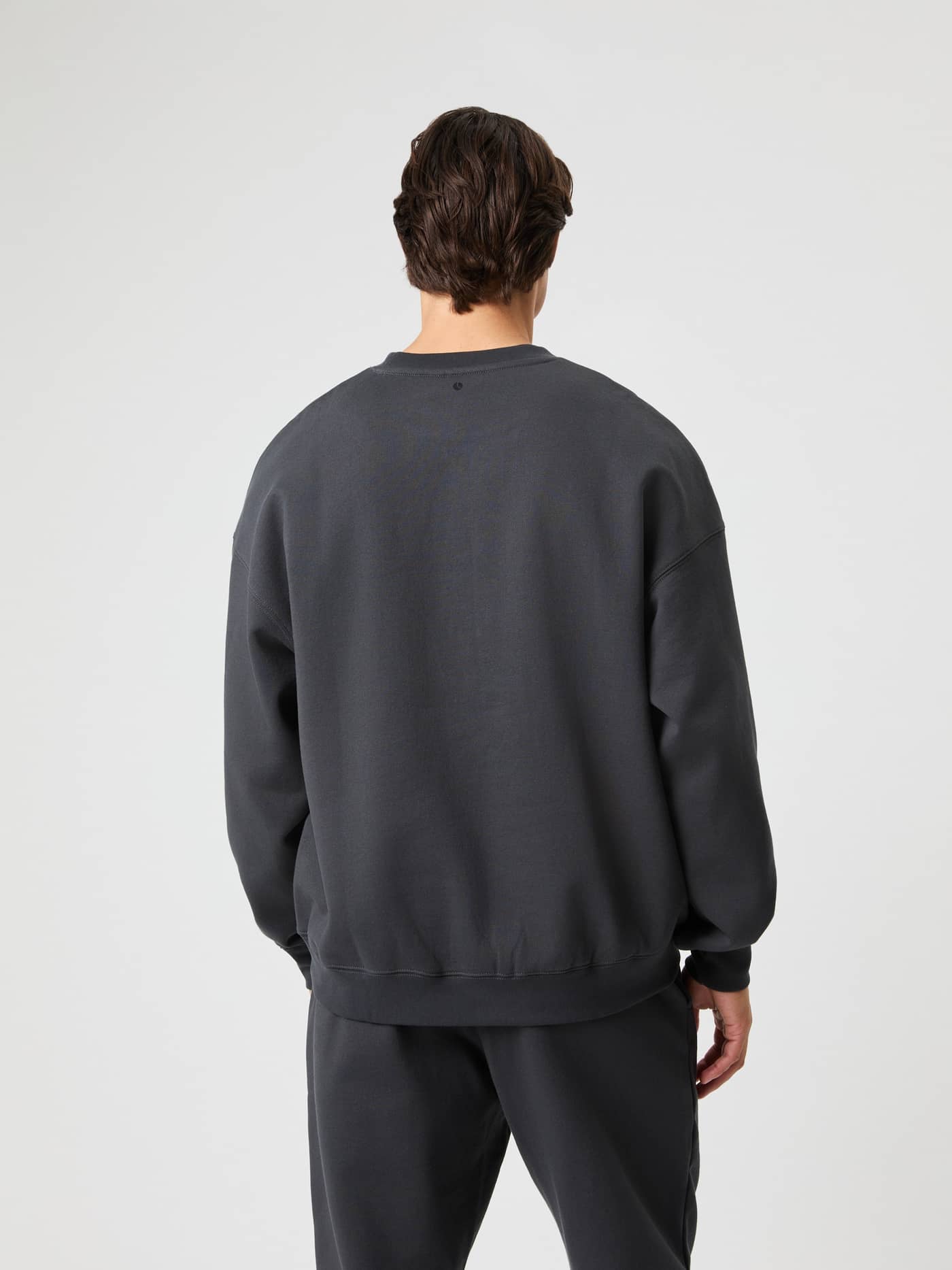 Borg Oversized Sweatshirt i Asphalt (Grå) set bagfra med en blød bomuldsblanding og et sort logo i nakken. - Image 3
