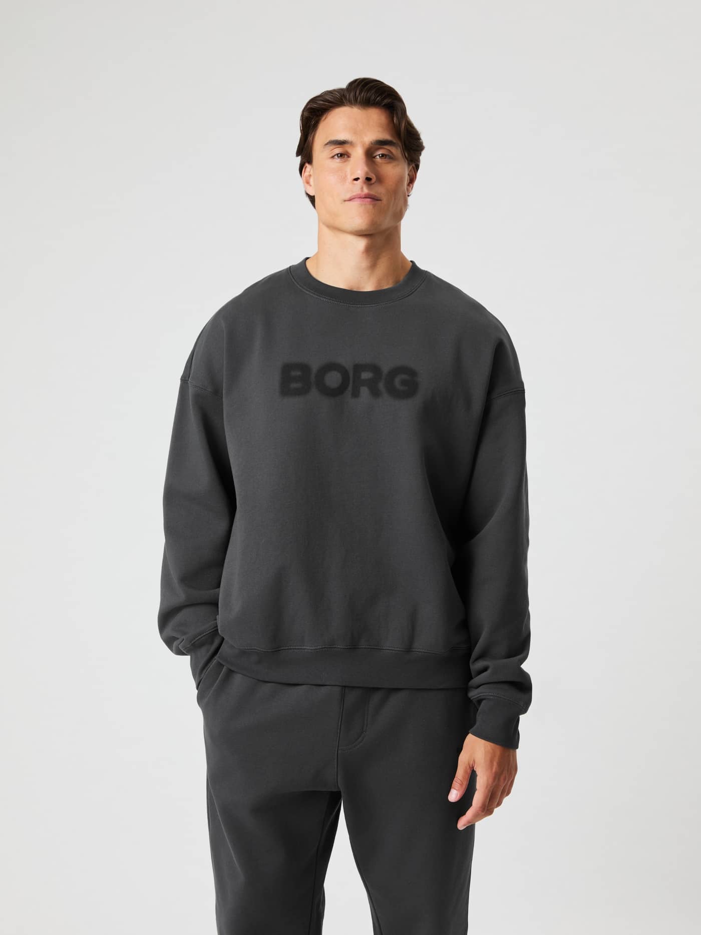 Borg Oversized Sweatshirt i Asphalt (Grå) set forfra med et tonalt brystlogo og en afslappet pasform til fritid. - Image 2