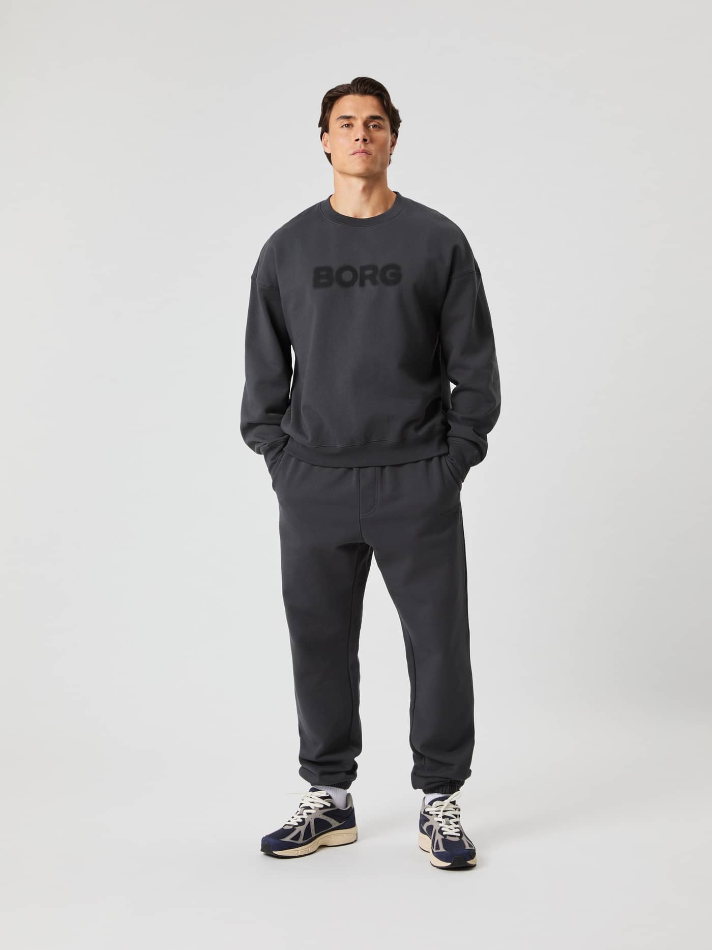 Borg Oversized Sweatshirt i Asphalt (Grå) set forfra med sort logo og en moderne, afslappet pasform. - Image 4