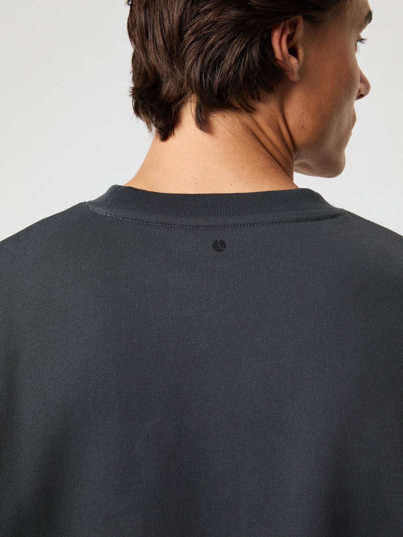 Borg Oversized Sweatshirt i Asphalt (Grå) set bagfra i et detaljeret billede med et lille sort logo og stilfuld pasform. - Image 5