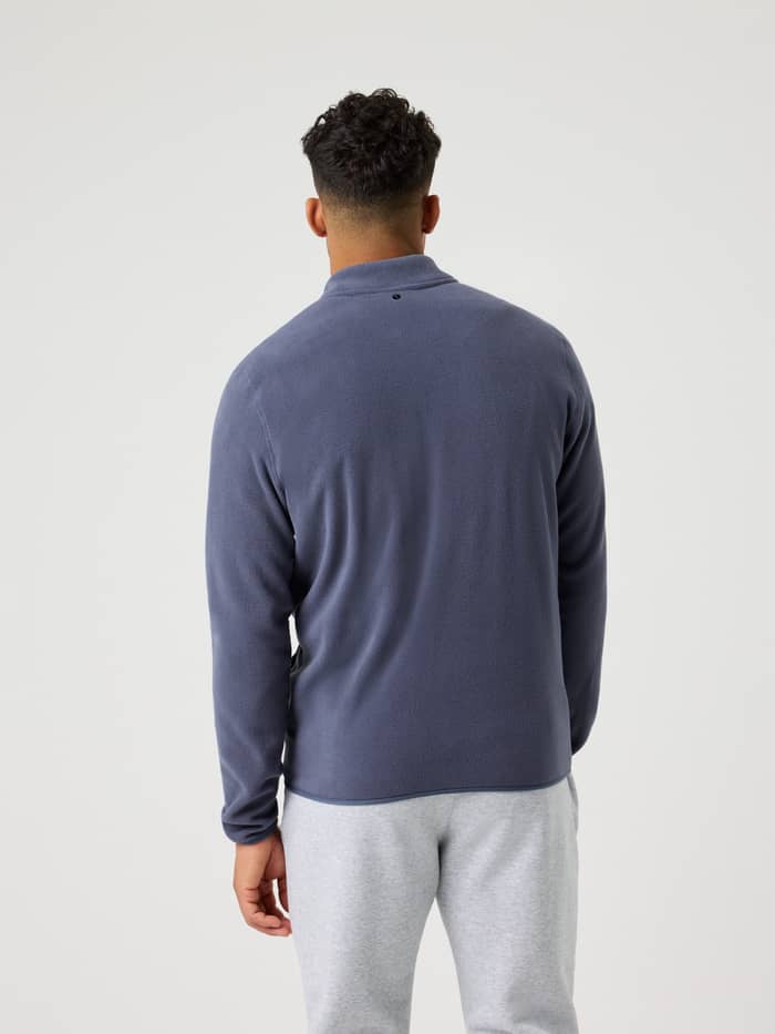 Achteraanzicht van een man in de Borg Half Zip Fleece in Odyssey Gray (Blauw) voor functionele stijl en prestaties. - Image 4