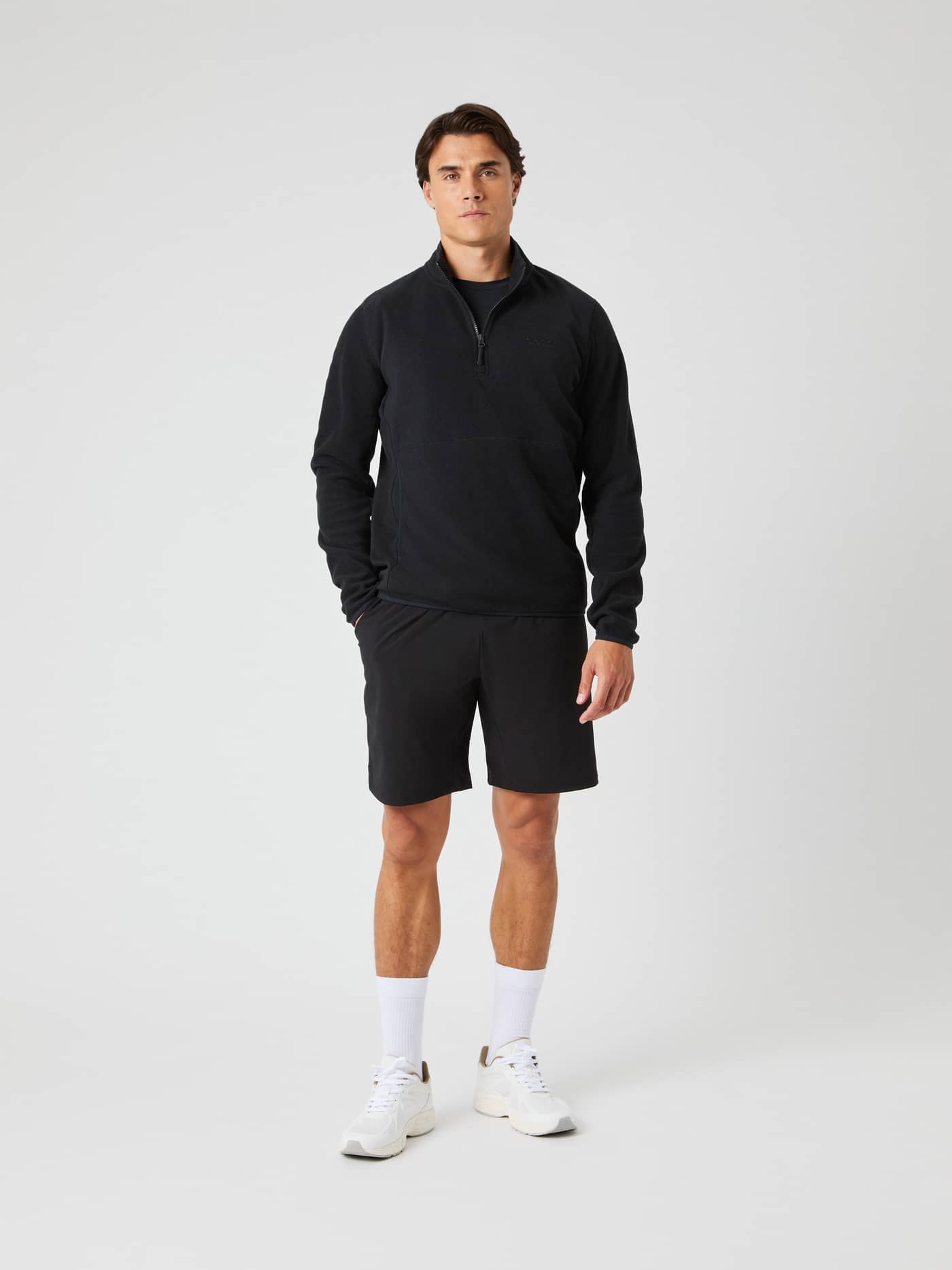 Borg Half Zip Fleece i Black Beauty (Svart) sedd framifrån i helfigur på en man, en kombination av stil och funktion. - Image 3