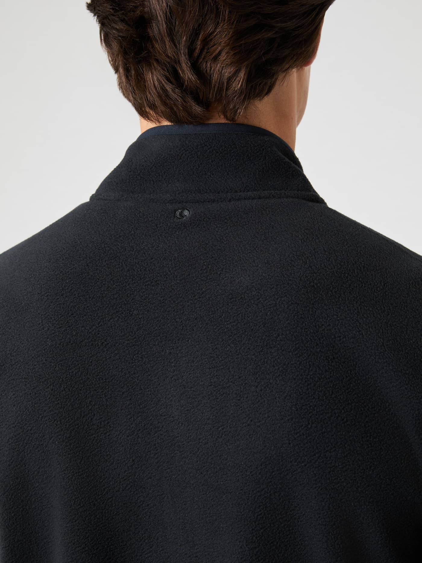 Närbild bakifrån på Borg Half Zip Fleece i Black Beauty (Svart) med fokus på kragens stilrena och funktionella design. - Image 4