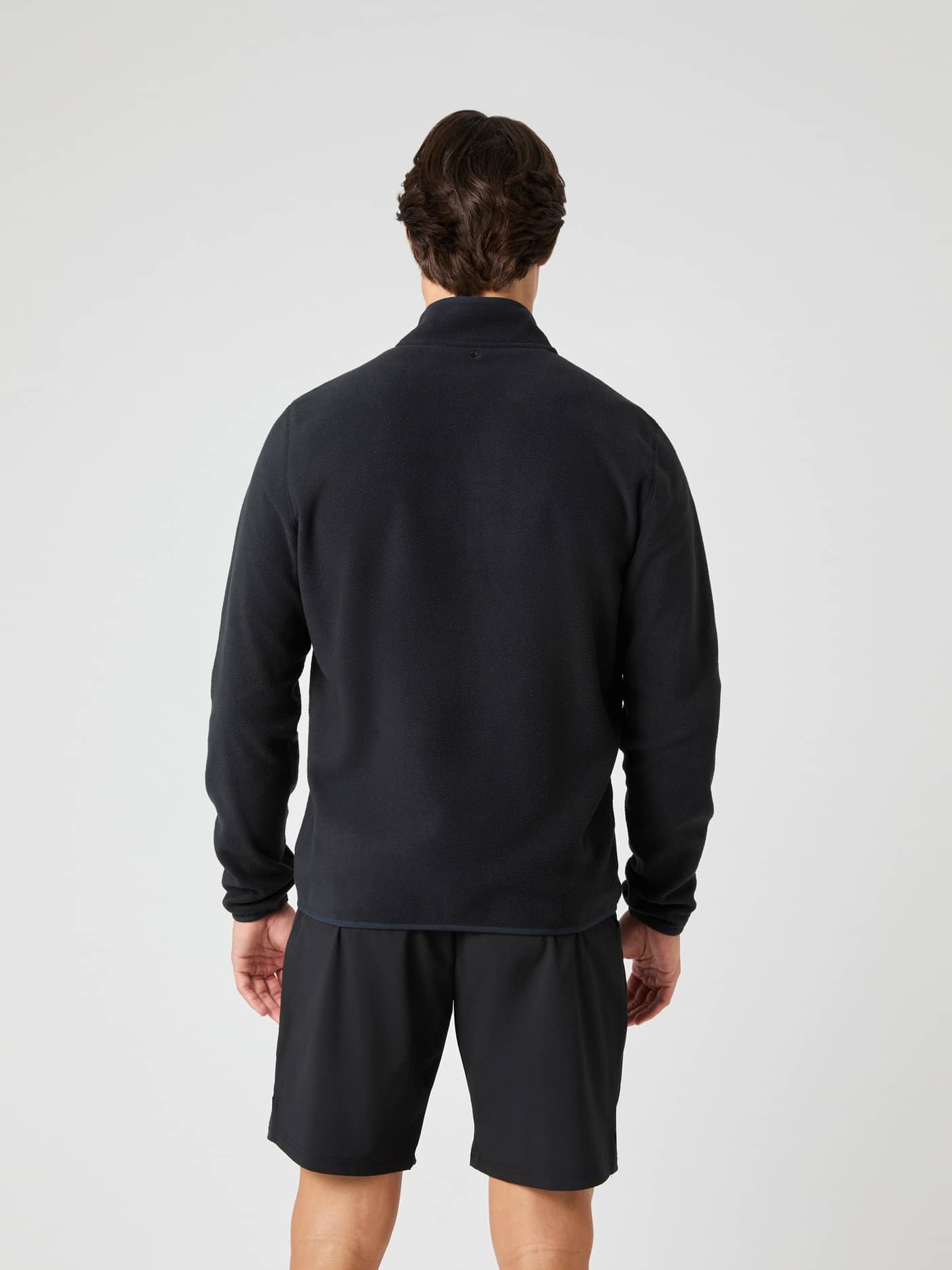 Borg Half Zip Fleece i Black Beauty (Svart) sedd bakifrån på en manlig modell, ett stilrent och funktionellt mellanlager. - Image 2
