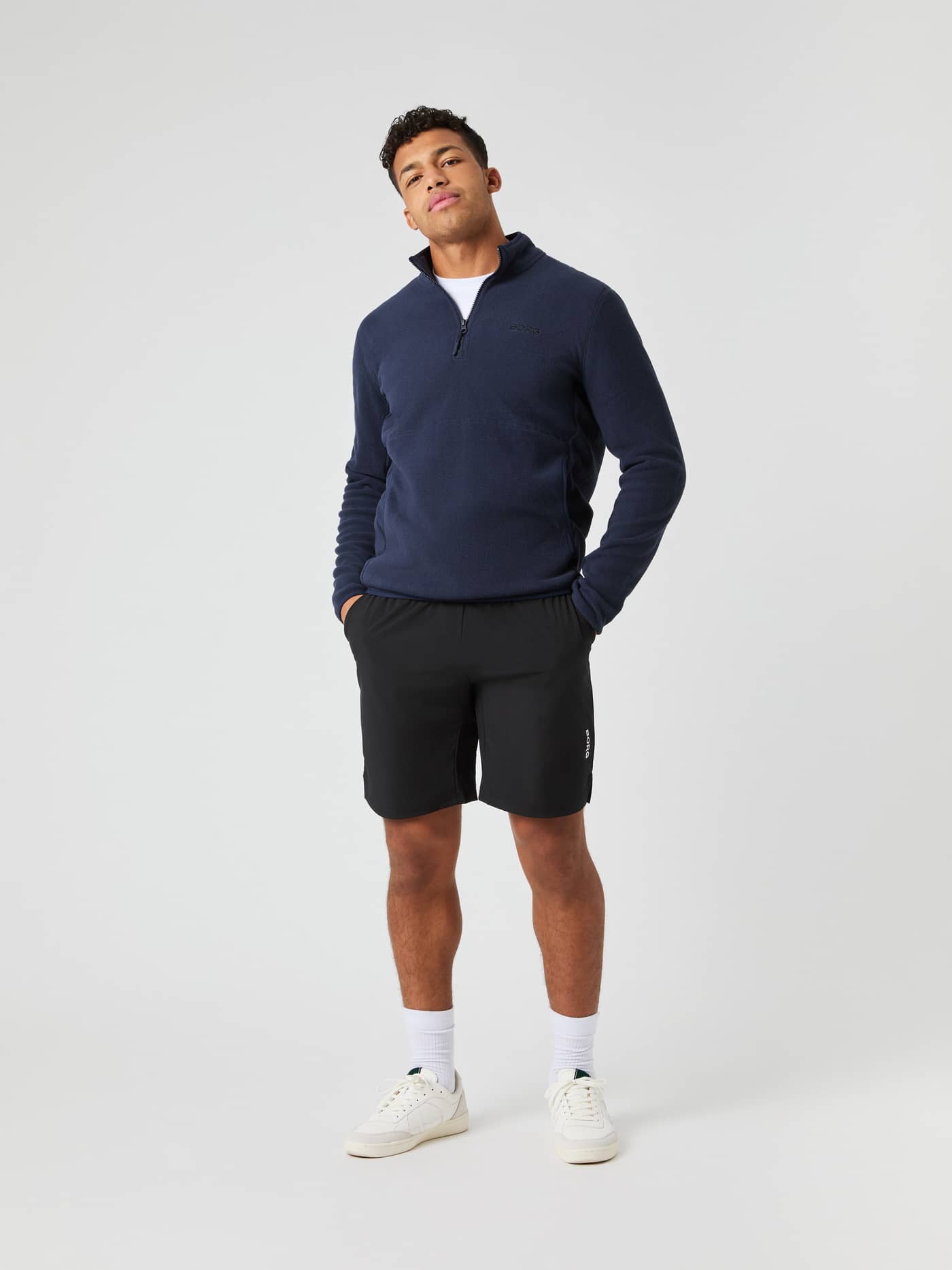 Borg Half Zip Fleece en Night sky (Marino) con logo tonal y shorts negros para un estilo funcional de cuerpo entero. - Image 3