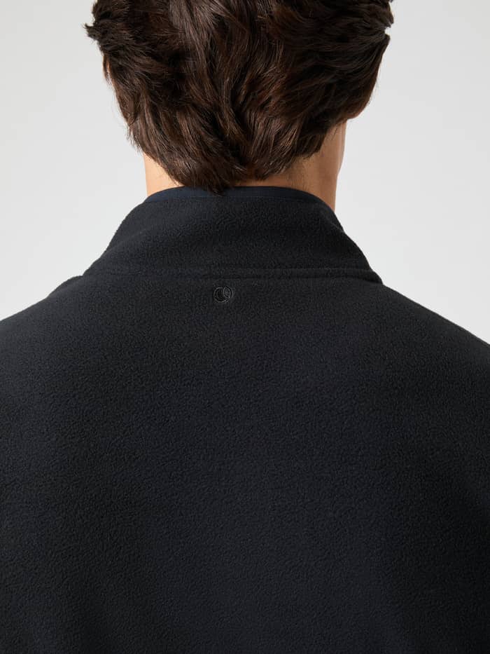 Achteraanzicht van een man in de Borg Full Zip Fleece in Black Beauty (Zwart) van zacht fleece met een zwart neklogo. - Image 5