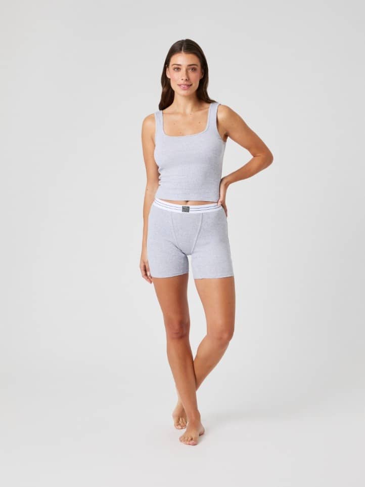 Ganzkörper-Vorderansicht einer Frau im Original Rib Tank in Light Grey Melange (Grau) mit schmaler, verkürzter Passform. - Image 3
