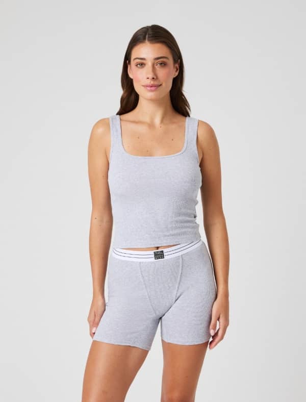 Vorderansicht einer Frau im schmal geschnittenen Original Rib Tank in Light Grey Melange (Grau) mit eckigem Ausschnitt.