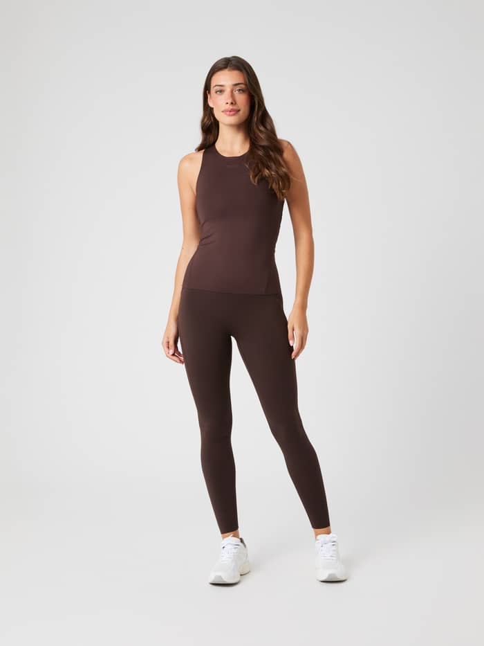 Vue de face du Borg 2 In 1 Tank Top Molé (Marron) avec un legging assorti, idéal pour l'entraînement. - Image 3