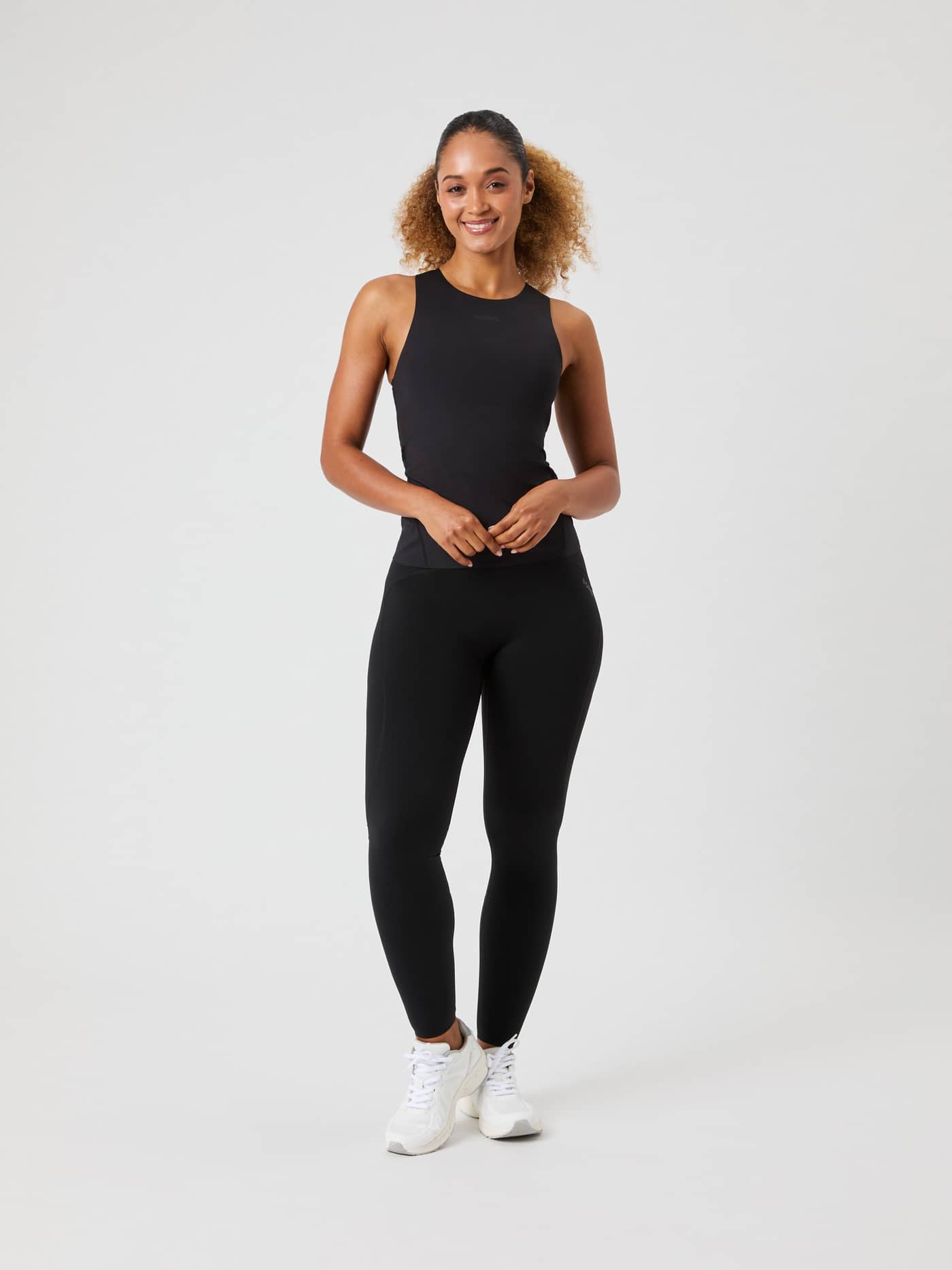 Borg 2 In 1 Tank Top in Black Beauty (Zwart) met een stijlvolle pasvorm voor training, getoond in een volledig vooraanzicht. - Image 3