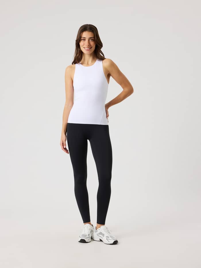 Vue de face d'un mannequin portant le Borg 2 In 1 Tank Top en Brilliant White (Blanc) à coupe slim pour l'entraînement. - Image 3