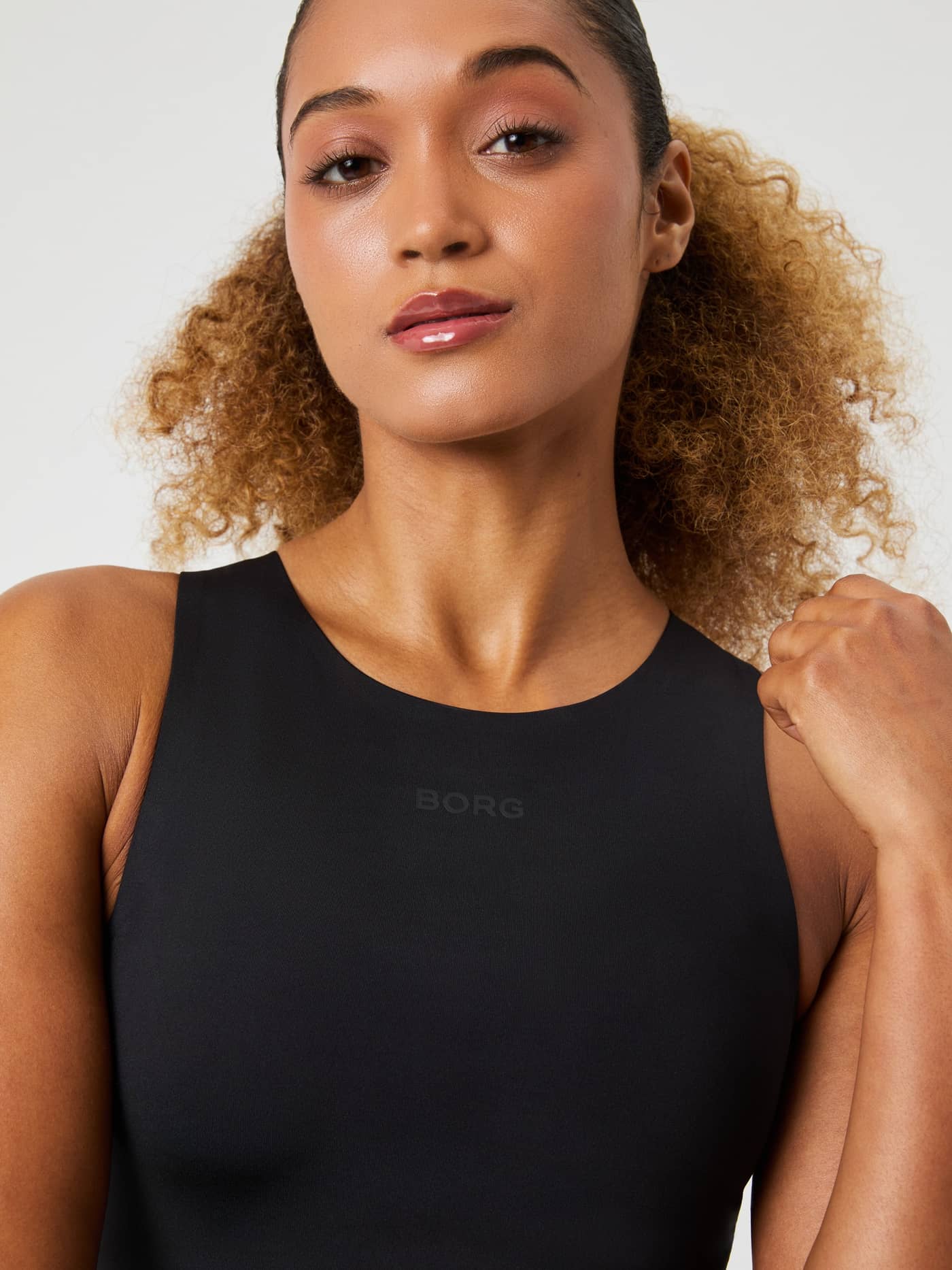 Close-up van de slim-fit Borg 2 In 1 Tank Top in Black Beauty (Zwart) voor training met een ton-sur-ton borstlogo. - Image 4