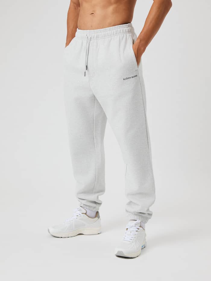 Borg Oversized Sweatpants i Ultra Light Grey Melange (Grå) sett forfra, med sort logo og avslappet passform.