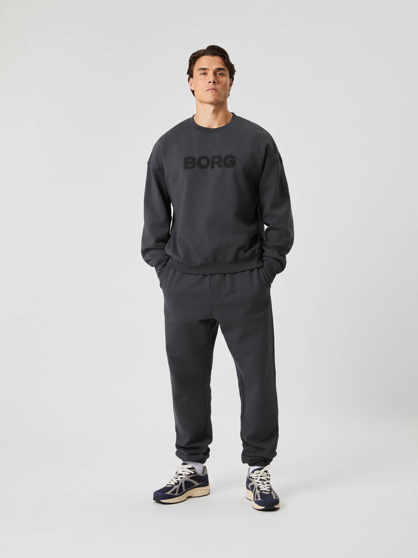 Borg Oversized Sweatpants i Asphalt (Grå) set forfra i fuld figur med en stilfuld pasform til fritid. - Image 3