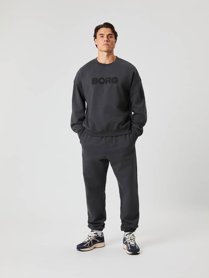 Vooraanzicht van een man in de Borg Oversized Sweatpants in Asphalt (Grijs) voor een stijlvolle, relaxte vrijetijdslook. - Image 3