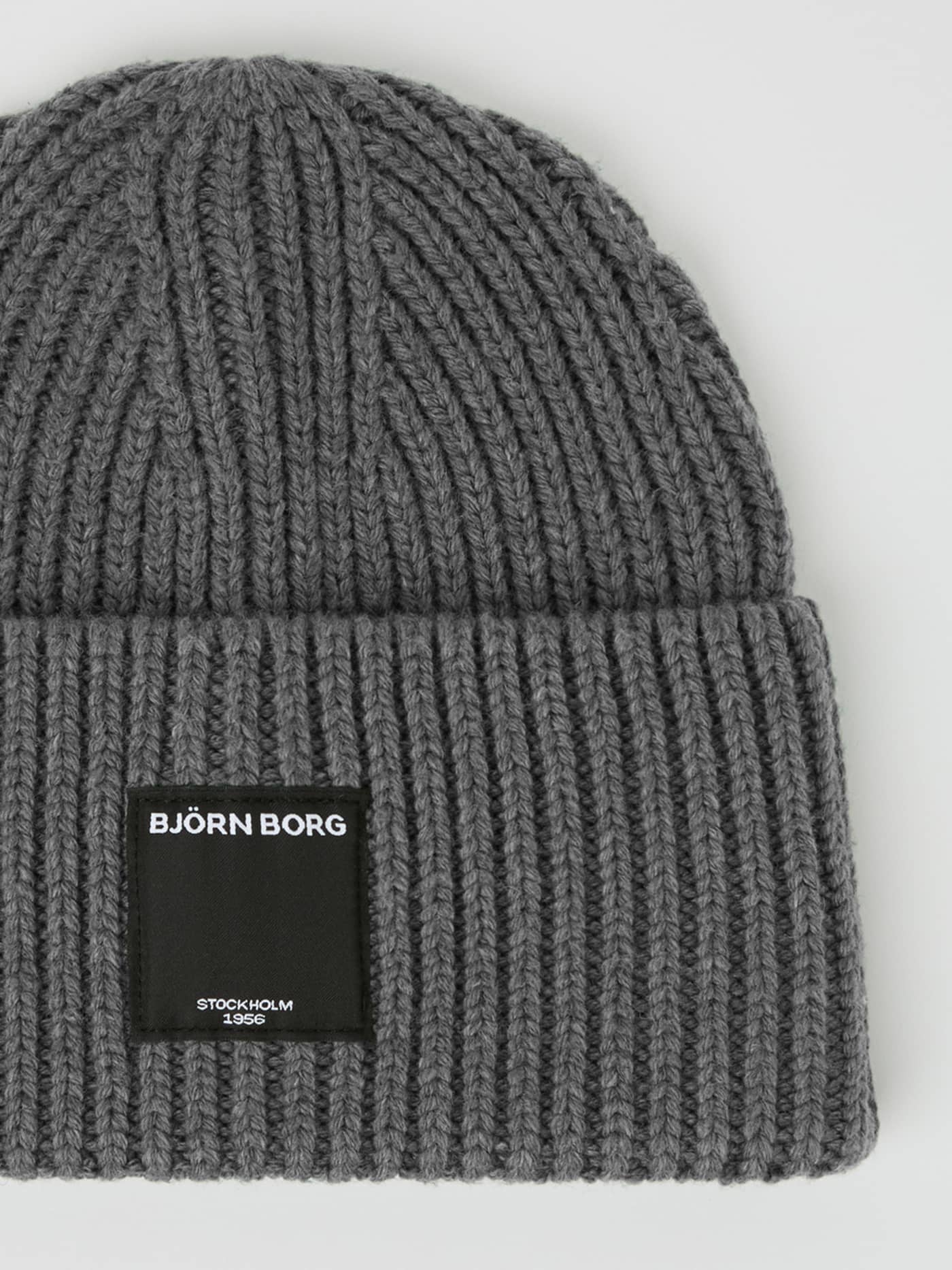 Close-up of the Centre Knit Beanie in Asphalt (Grey) with a ribbed texture and black logo label for training and leisure. - Image 3