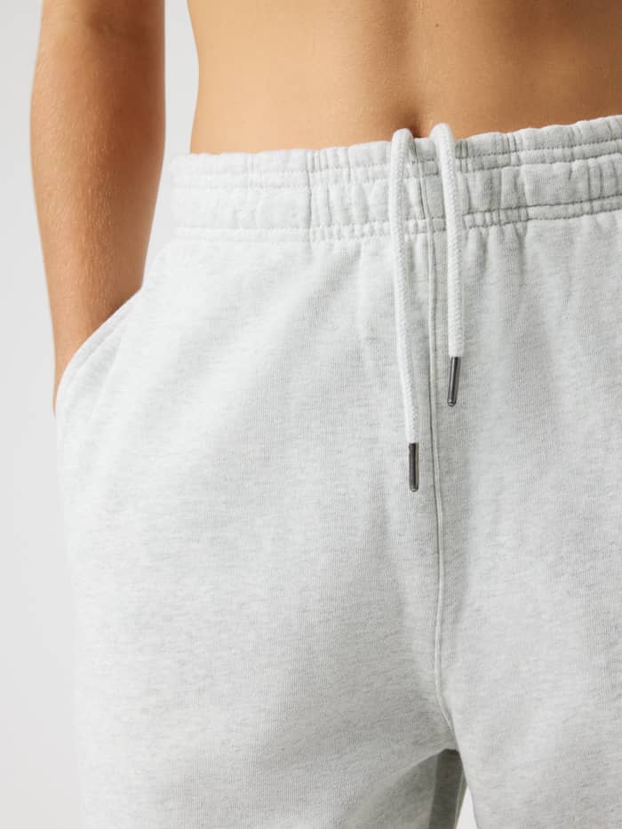 Nærbillede af Studio Oversized Sweatpants i Ultra Light Grey Melange (Grå) med blød pasform og snøre i den høje talje. - Image 5