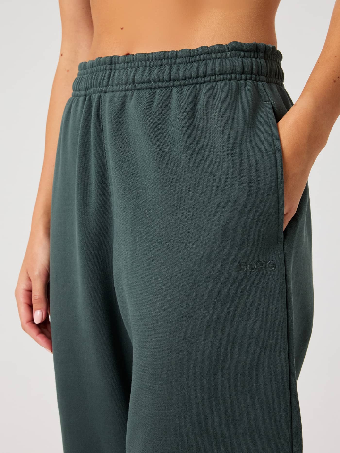 Hoch taillierte Studio Oversized Sweatpants in Urban Chic (Grün) mit Seitentasche und tonalem BORG-Logo. - Image 4