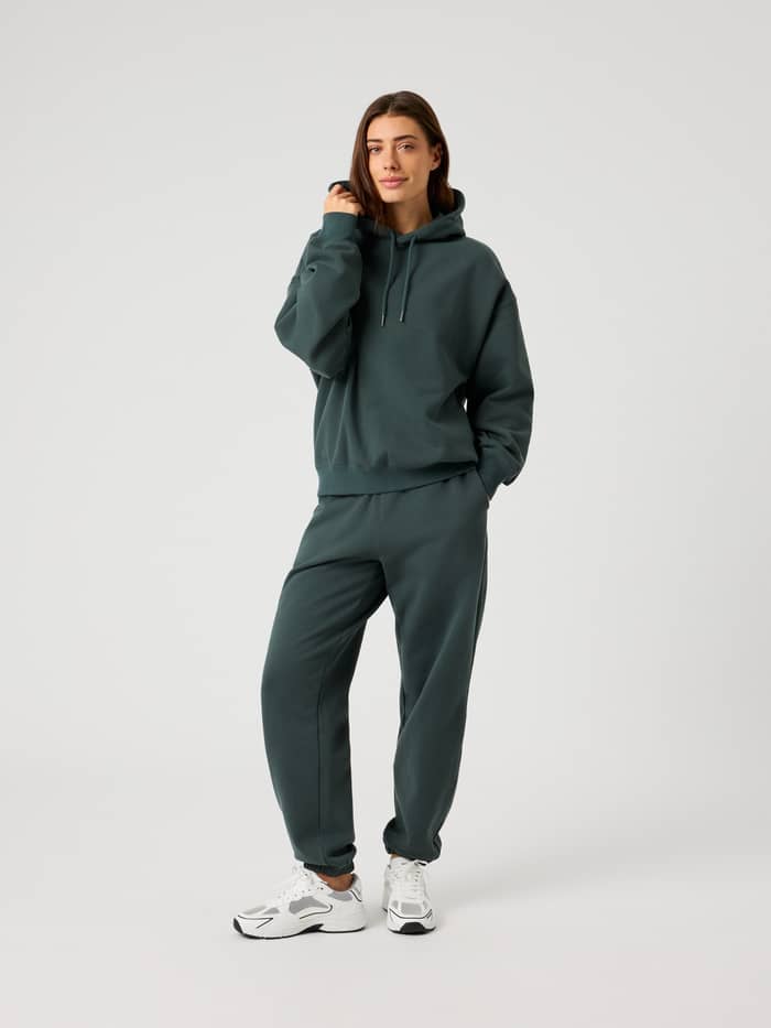 Studio Oversized Sweatpants i Urban Chic (Grøn) set forfra med en stilfuld og afslappet pasform til kvinder. - Image 3