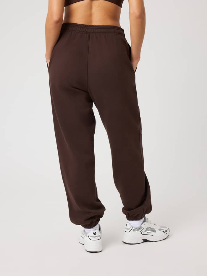 Studio Oversized Sweatpants i Coffee Bean (Brun) set bagfra med oversized pasform og høj talje til fritid og tennis. - Image 3