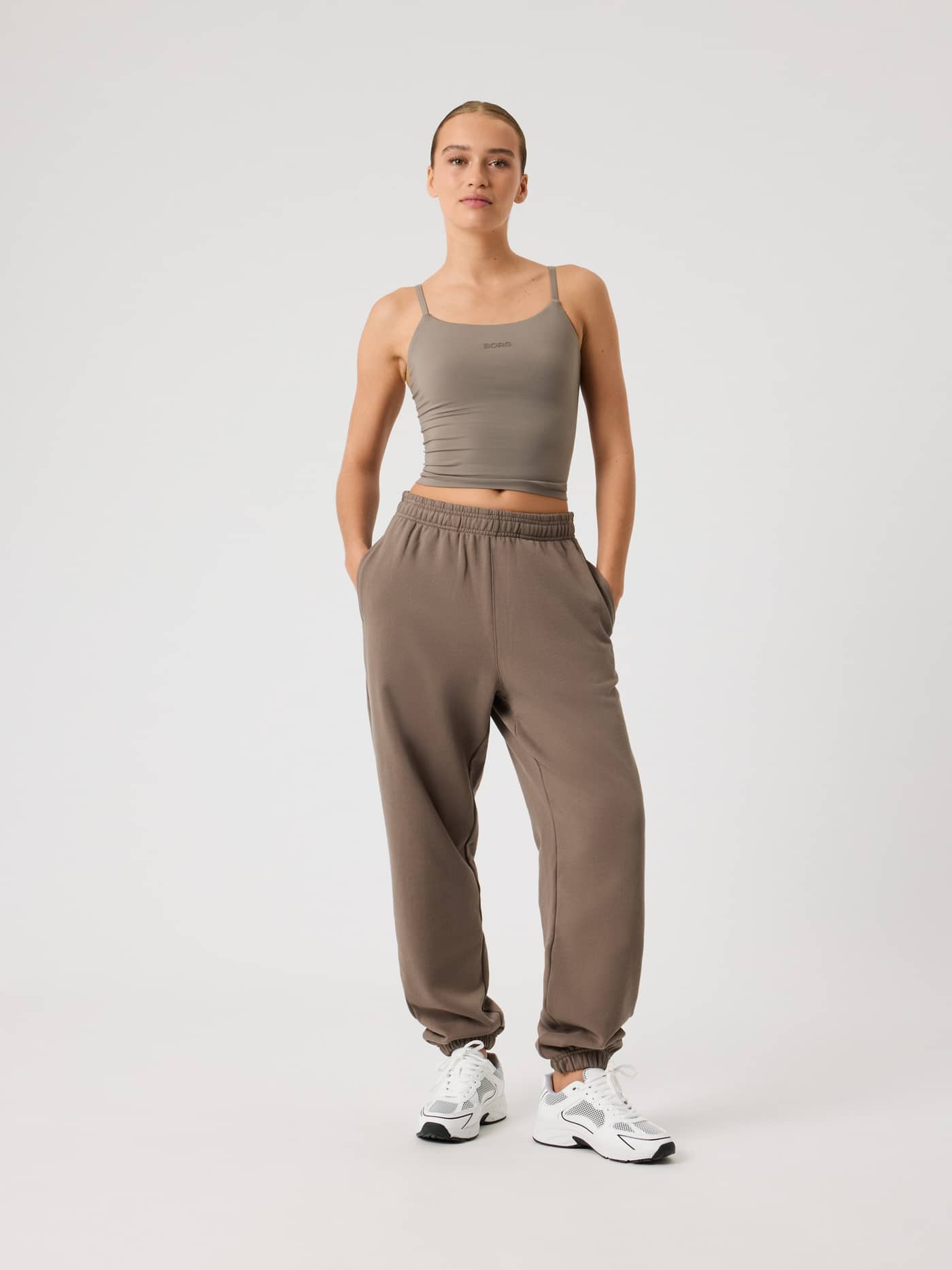 Studio Oversized Sweatpants i Falcon (Brun) med høyt liv og oversized passform, sett forfra i helfigur på en modell. - Image 4