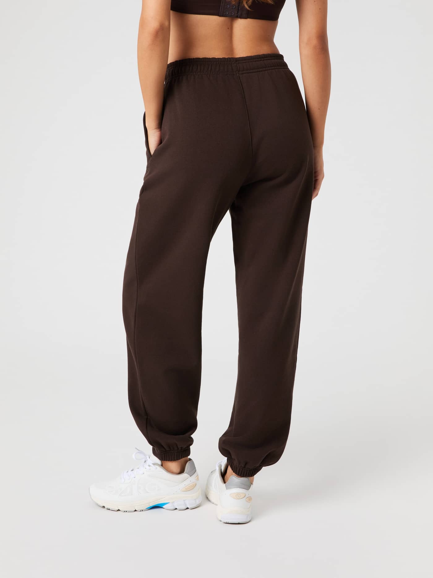 Vue arrière du Studio Oversized Sweatpants en Molé (Marron), un pantalon de survêtement décontracté pour femme. - Image 2