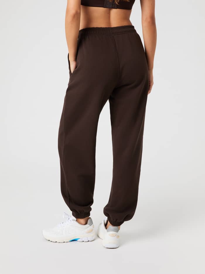 Studio Oversized Sweatpants i Molé (Brun) set bagfra på en kvinde, i blød økologisk bomuld og genanvendt polyester. - Image 2