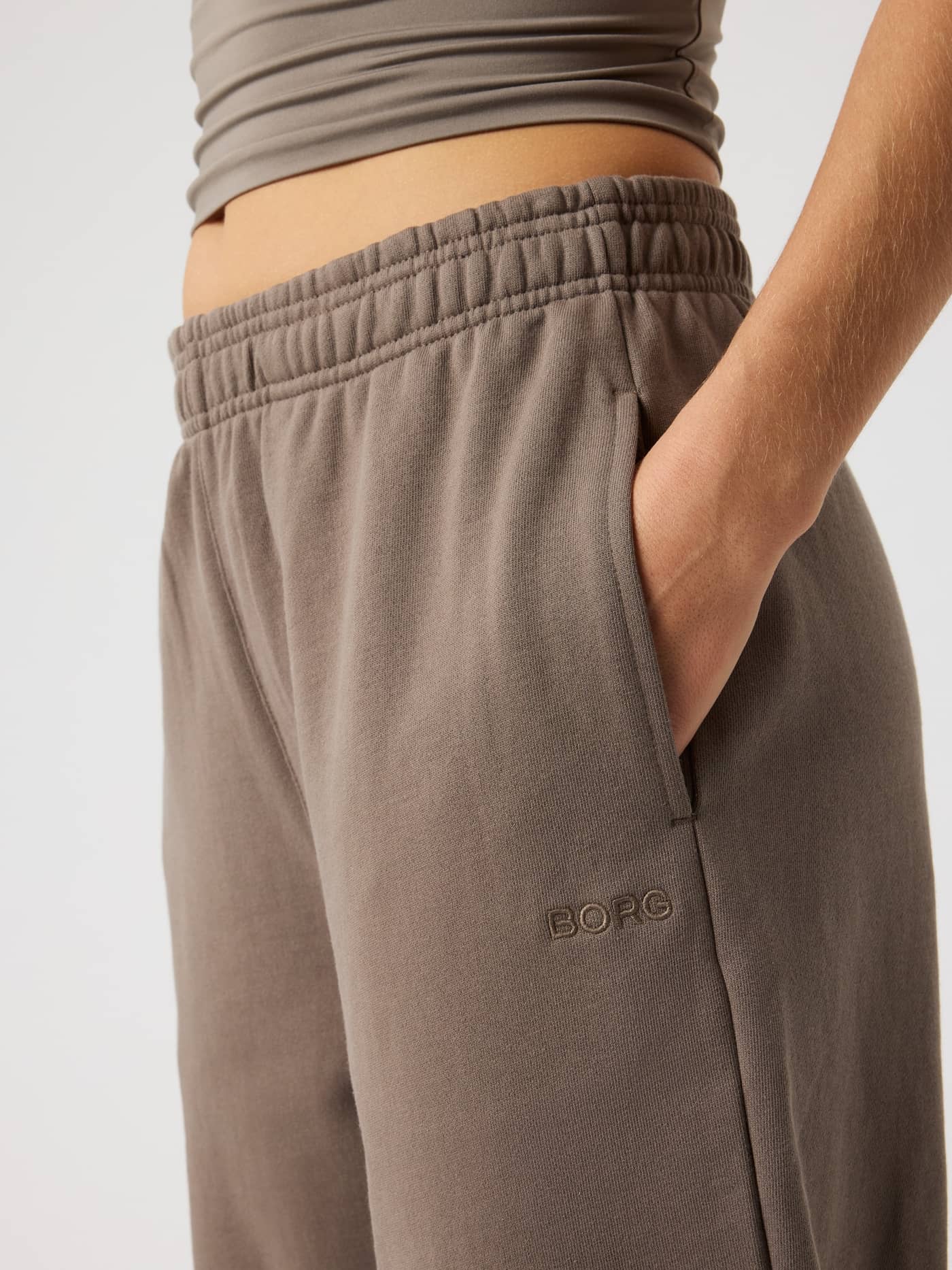Studio Oversized Sweatpants i Falcon (Brun) med høyt liv og ton-i-ton BORG-logo, nærbilde av passformen. - Image 5