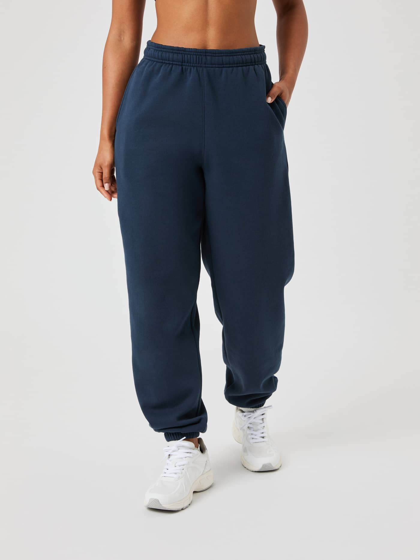 Studio Oversized Sweatpants i Outerspace (Blå) för dam med hög midja och en avslappnad, oversized passform sedda framifrån. - Image 1