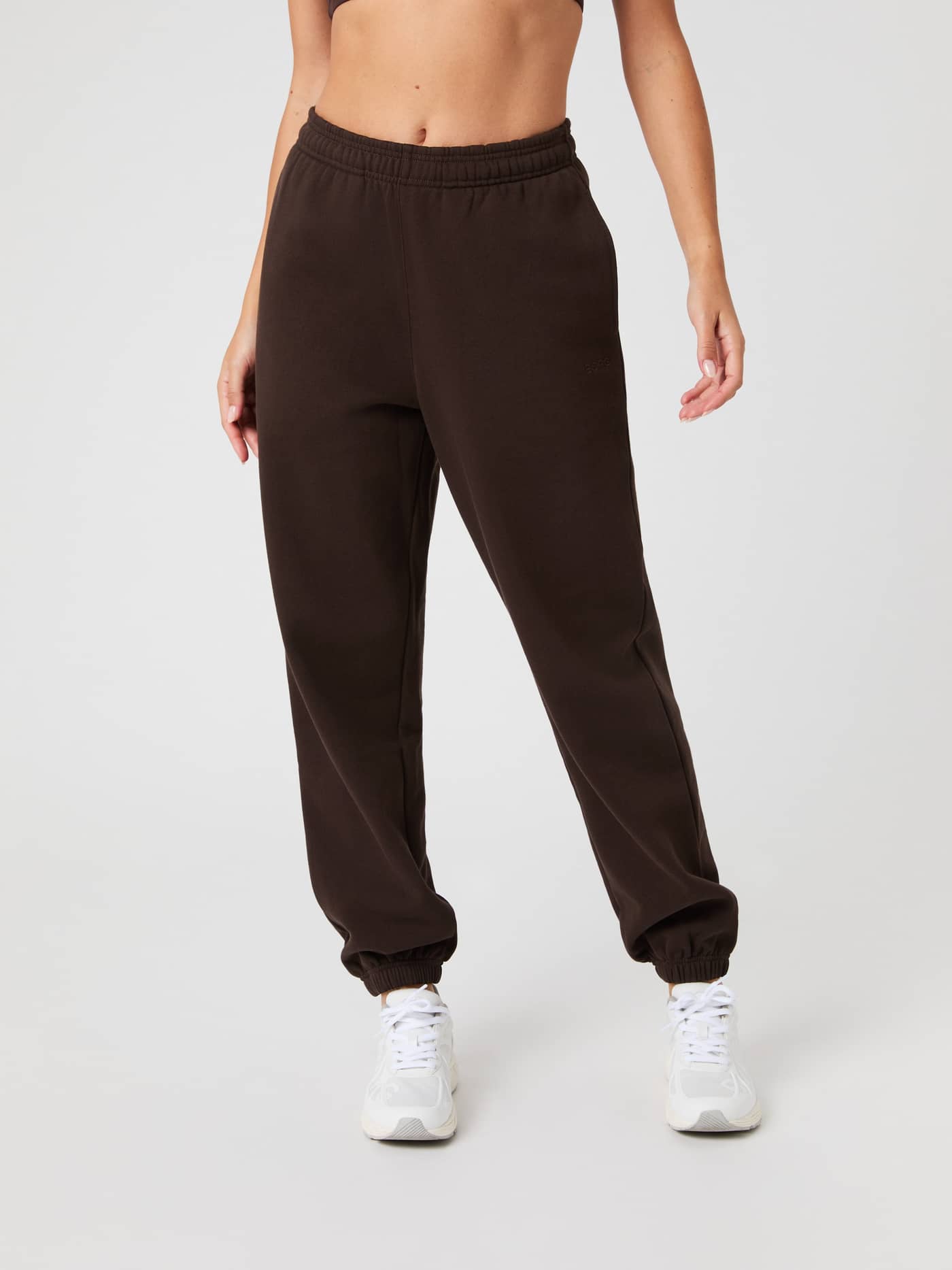 Front view of a model wearing the brown Björn Borg Studio Oversized Sweatpants. - Image 1
