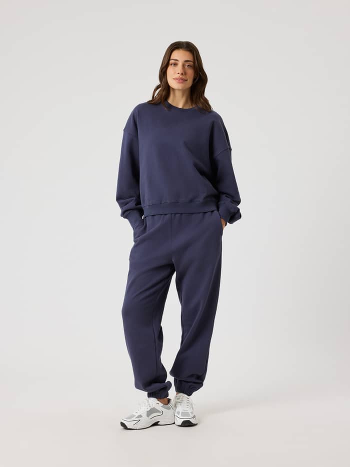 Studio Oversized Sweatpants i Odyssey Gray (Marineblå) set forfra i fuld figur med en højtaljet, afslappet pasform. - Image 3