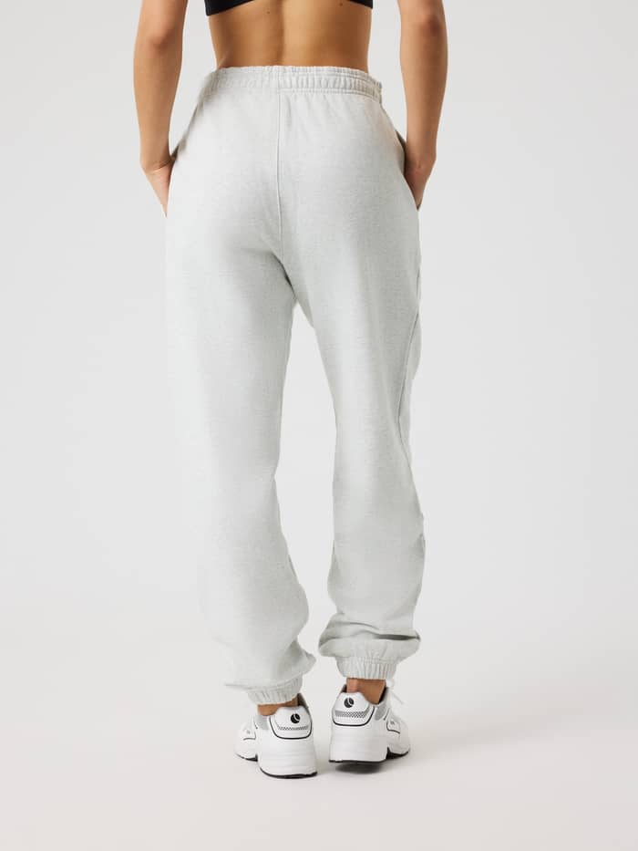 Studio Oversized Sweatpants i Ultra Light Grey Melange (Grå) set bagfra med en afslappet pasform til hverdagen. - Image 2