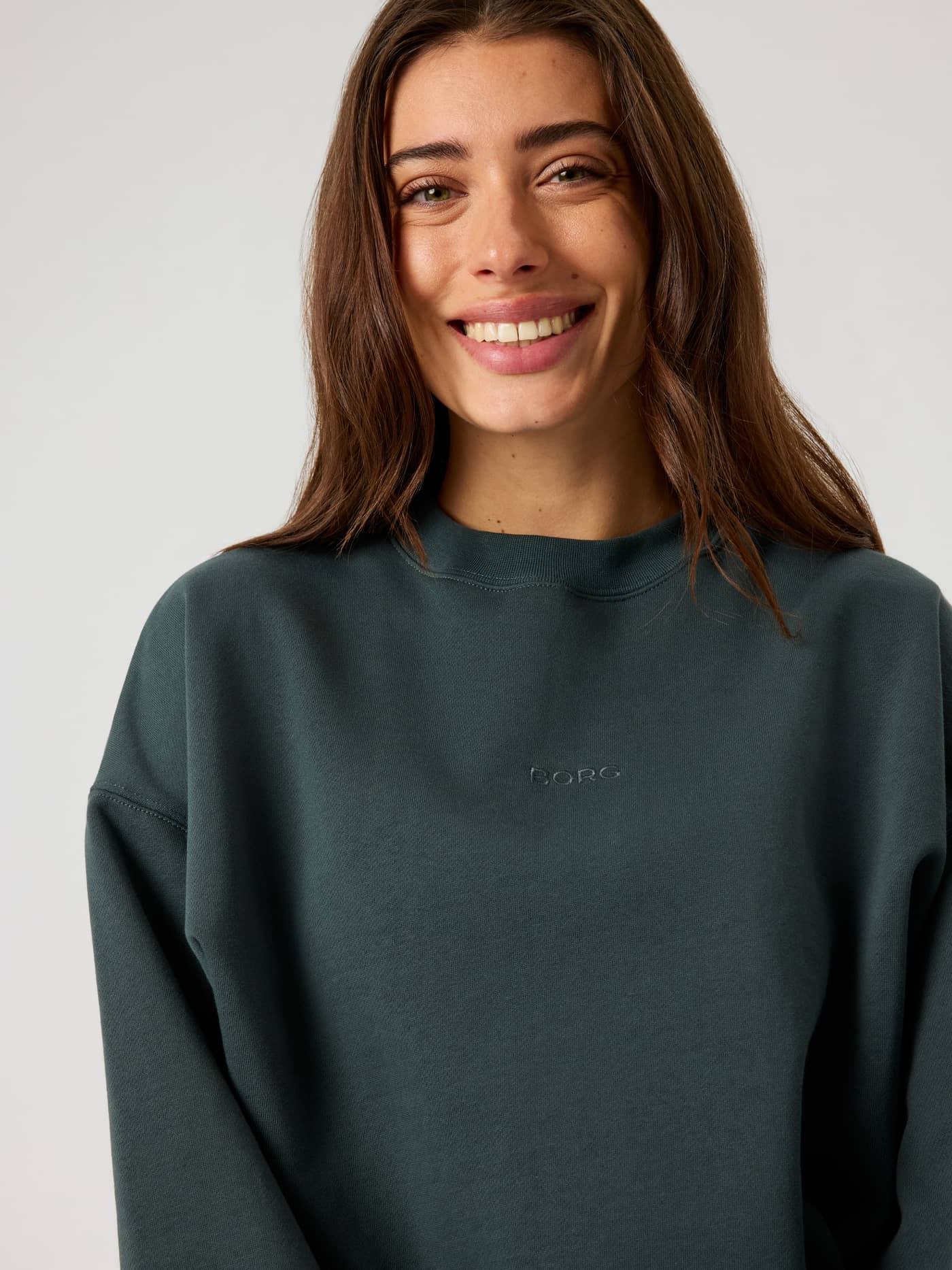 Studio Oversized Sweatshirt in Urban Chic (Groen) met een oversized pasvorm en ton-sur-ton BORG-logo in vooraanzicht. - Image 4