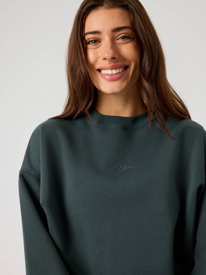 Nahaufnahme des Studio Oversized Sweatshirt in Urban Chic (Grün) mit Oversized-Passform und tonalem BORG-Logo für Damen. - Image 4